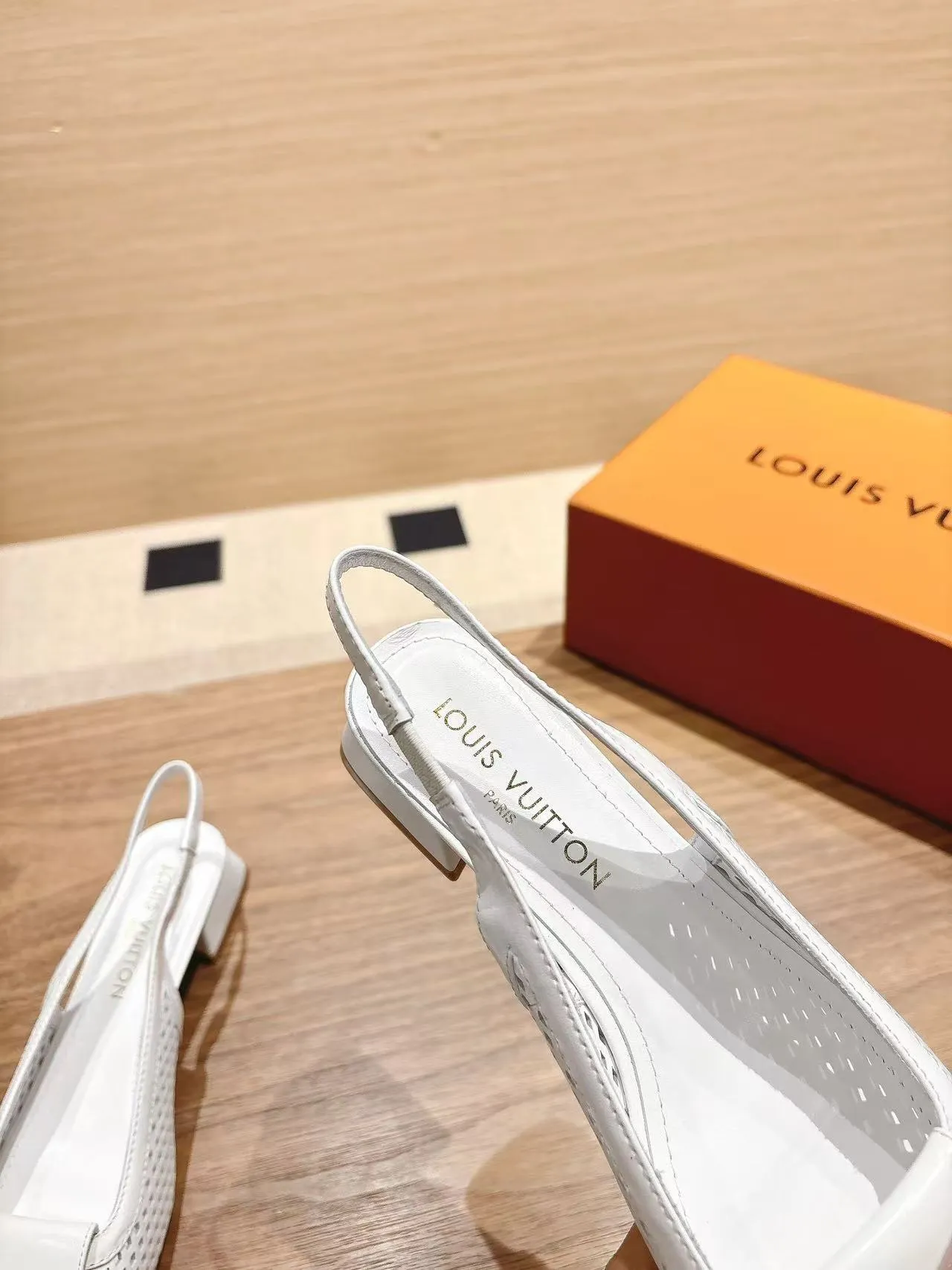 👟👟Ex-factory price 600👟👟 LV Louis Vuitton 25ss top version. Features the latest SHAKE hollow slingback sandals. Hard goods are new. Purchasing level! Full of high-end sense! A popular one among domestic and foreign bloggers. It is retro and fashionable and looks great on the feet! The main model on the official website. Upper: original customized cowhide surface. Lining: imported goatskin lining. ·Outsole: original Italian leather outsole ■Height: 3.5cm5.5cm ·Shoe size: 35-40 (41, 42 customizations are not returnable)